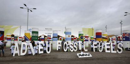 Niños muestran el mensaje "adios a los hidrocarburos" en la Cumbre de París el pasado sábado.