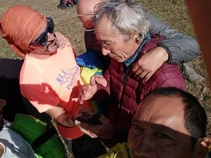 José Luis Bernal García saluda a sus compañeros tras ser rescatado.