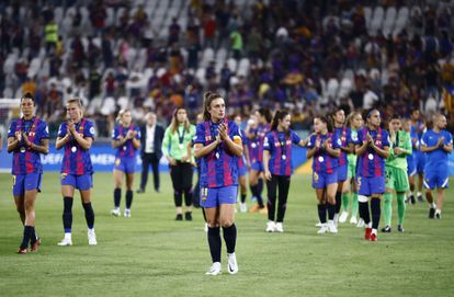 Las jugadoras del Barcelona aplauden a la afición tras la derrota.