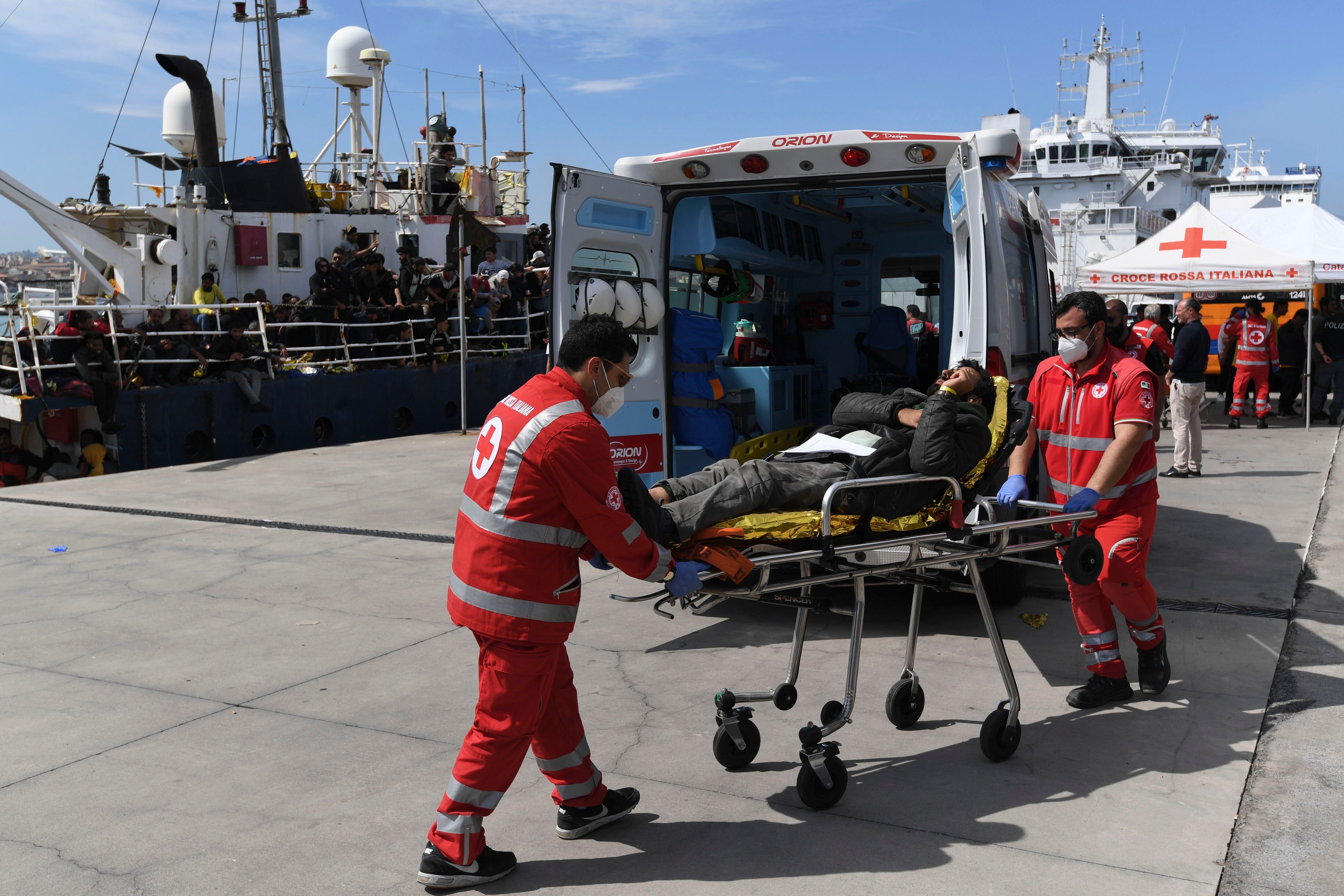 Personal sanitario traslada a un migrante en ambulancia. 