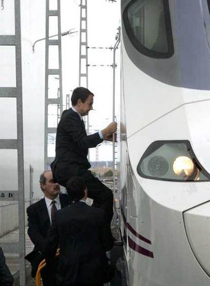 Zapatero sube a un tren en el taller de Renfe en La Sagra (Toledo).