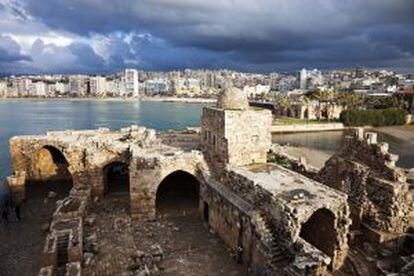 Ruinas del antiguo Castillo de Sidón (al fondo), en Líbano, construido en el siglo XIII durante las Cruzadas.