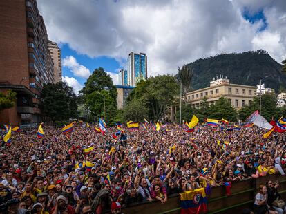 Partidarios de Gustavo Petro en la toma de posesión en la Plaza de los Periodistas, el 7 de agosto de 2022, en Bogotá, Colombia.