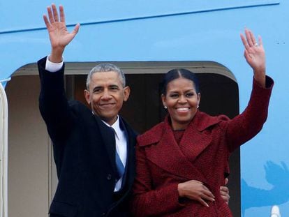 Barack y Michelle Obama saludan antes de subir al Air Force One por última vez, el viernes.