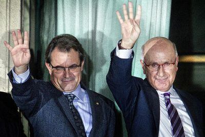 Artur Mas y Josep Antoni Duran Lleida saludan a los simpatizantes de CiU desde el balcón del Majestic.