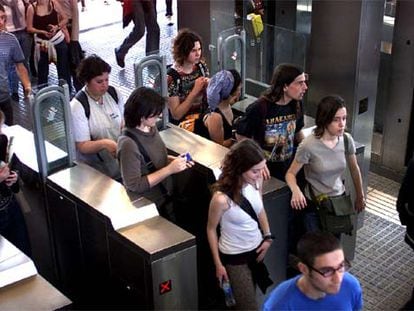 Estudiantes de la Universidad Autónoma de Barcelona acuden en tren al campus de Sant Cugat.
