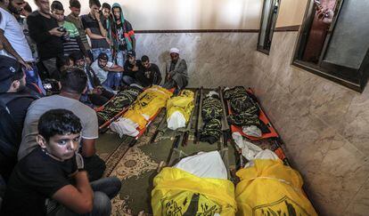 Funeral por los miembros de una familia muertos en un bombardeo israelí, el jueves en Gaza.