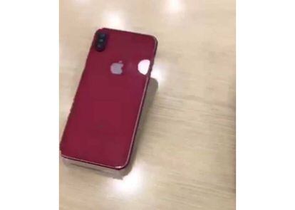 El iPhone 8 de color rojo que aparece en el vídeo filtrado