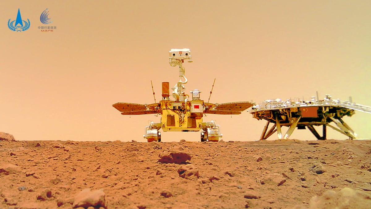 China publica un selfi de su robot en la superficie de Marte