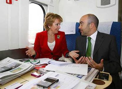 Esperanza Aguirre, y el presidente del PPC, Daniel Sirera, en el AVE a Lleida.