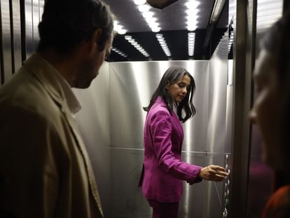 Inés Arrimadas toma un ascensor del Congreso de los Diputados tras anunciar su salida de la política activa, este jueves por la mañana.