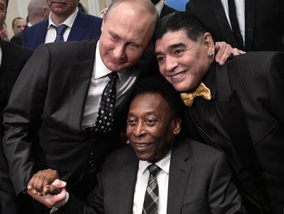 Putin, con Pel&eacute; y Maradona.