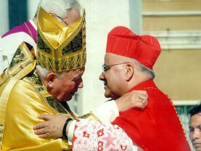 El Papa Juan Pablo II nombra Cardenal al portugu&eacute;s Jos&eacute; Saraiva Martins en 2001.