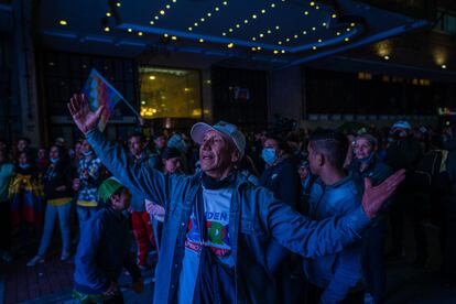 Seguidores de Gustavo Petro celebran su pase a la segunda vuelta electoral, a las afueras del Hotel Tequendama, durante el día de las elecciones presidenciales, primera vuelta en Bogotá, Colombia, el 29 de mayo de 2022.