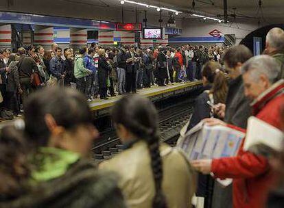 Decenas de viajeros esperaban ayer, primera jornada de paros de los trabajadores de Metro, en el andén de la línea 1 de la estación de Atocha Renfe.