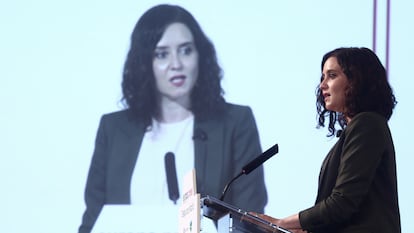 La presidenta de la Comunidad de Madrid y candidata del PP a las elecciones en la región, Isabel Díaz Ayuso, interviene en un desayuno informativo este lunes.