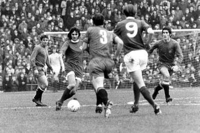 Best conduce la pelota ante Lora (izquierda) y Gallego (número 3), en el España-Irlanda del Norte de 1970.