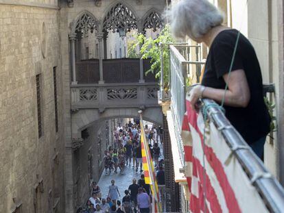 La Maria mira des de la seva finestra, al carrer del Bisbe.