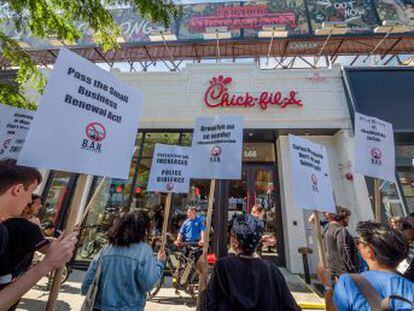 Chick-fil-A, cadena de comida rápida enormemente popular en Estados Unidos, abrió su primer local en el Reino Unido el 10 de octubre. Este fin de semana, tras días de protestas, ha anunciado que lo cerrará en 2020.