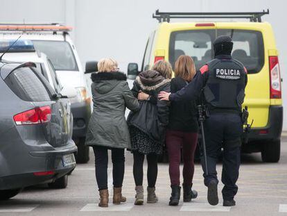 Familiars i amics de les víctimes s'acosten a l'aeroport del Prat.