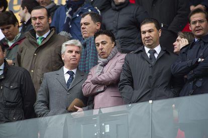 En el centro, con los brazos cruzados, Enrique Pina, en el palco de autoridades del Granada F. C., en 2014.