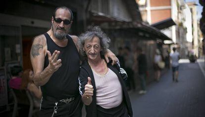 Los actores Daniel Rojo y Eduardo Gómez en el mercado de l'Abaceria en el rodaje de Anacleto.
