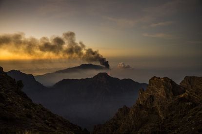 El volcán de Cumbre Vieja visto desde Roque de los Muchachos, en La Palma.