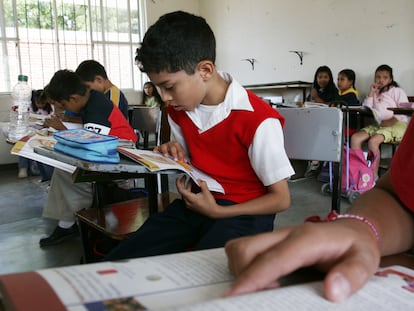 Estudiantes de una escuela en Santa María de Tule, Oaxaca. En vídeo, el secretario de Educación Pública anuncia un acuerdo con las televisoras.