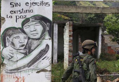 Un polic&iacute;a en Toribio, en El Cauca (Colombia).