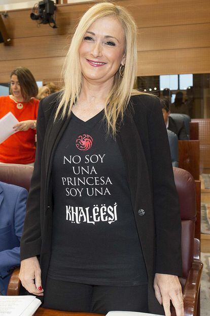 Cristina Cifuentes revolucionó las redes sociales con su camiseta en la que podía leerse: "No soy una princesa, soy una Khaleesi". Un atuendo que eligió para asistir al pleno de la Asamblea el mismo día que exigía al Ayuntamiento de Alcalá de Henares que pagase una deuda de 14,6 millones al Consorcio Regional de Transportes. Las bromas que despertó su homenaje a Juego de Tronos en Twitter incluyeron una petición de Pablo Iglesias que afirmó querer una igual en la talla L.