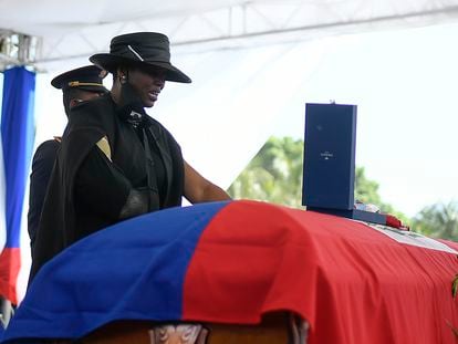 La viuda de Jovenel Moïse, Martine, se despide de su marido durante el funeral celebrado este viernes en Cap-Haitien, en el norte de Haití.