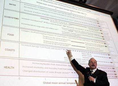 El copresidente del IPCC, Martin Parry, durante la rueda de prensa.