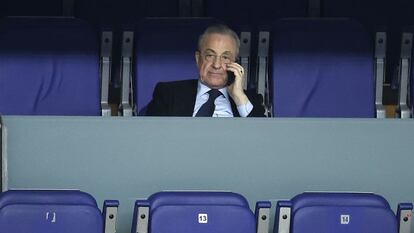 Florentino Pérez, el pasado mes de febrero, atiende a un partido de baloncesto del Real Madrid en Madrid.