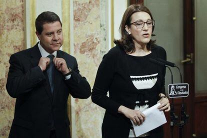 Soraya Rodr&iacute;guez y Emiliano Garc&iacute;a-Page en el Congreso.