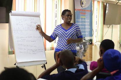 La fundadora del programa Talking Boxes,  Jane Anyango, explica a unas alumnas el funcionamiento de las cajas en una escuela de Kibera.