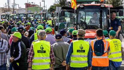 La policía trata de contener a los cientos de agricultores que se han concentrado este miércoles en el Puerto de València.