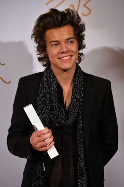 El cantante de One Direction Harry Styles posa con su trofeo tras ser premiado en Londres como el m&aacute;s estiloso.