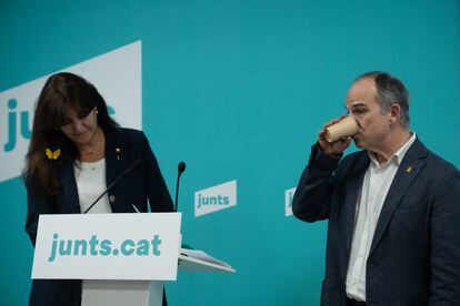 El secretario general de Junts, Jordi Turull (der,) y su presidenta, Laura Borràs (izq,), el pasado viernes en la sede del partido.