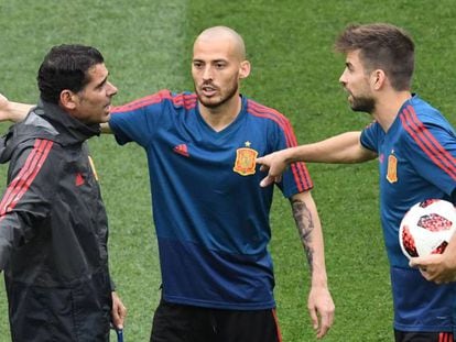 Hierro discute con Silva y Piqué durante el entrenamientoi en Moscú.