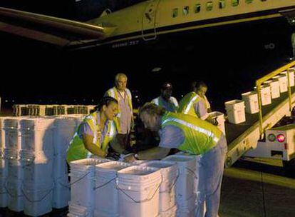 Empleados de Odyssey Marine Exploration descargan las 17 toneladas de monedas de plata el 16 de mayo de 2007 en un lugar no desvelado.