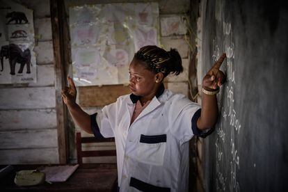 Benedicta, una maestra del colegio La Fe, durante una clase. Los datos futuros son alarmantes: la OMS prevé que para 2050 haya 2.500 millones de personas con algún grado de sordera y 700 necesiten rehabilitación. Según la ONG Deaf Child Worldwide, hay 8,9 millones de niños sordos en África subsahariana.