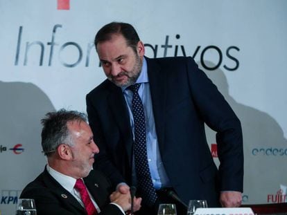 El ministro de Transportes, Movilidad y Agenda Urbana, José Luis Ábalos, y el presidente de Canarias, Ángel Víctor Torres