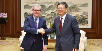 El presidente de Inditex, Pablo Isla, junto al alcalde de Pekín, Jining Chen.