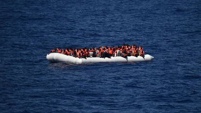 Inmigrantes en una barca en el Mediterr&aacute;neo.
