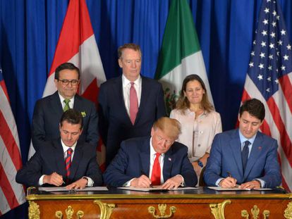 Foto de familia de los tres presidentes y sus ministros, durante la firma.