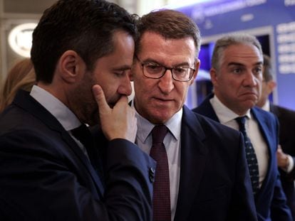 El líder del Partido Popular, Alberto Núñez Feijóo, conversa con Borja Sémper durante el desayuno informativo de la tribuna Fórum Europa.