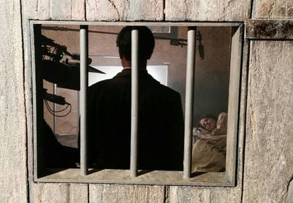 Roger Casamajor (d'esquena) i Nora Navas a la cel·la de la Vampira.
