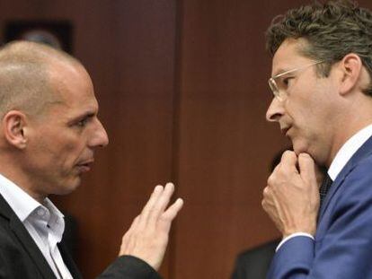 El ministro de Finanzas griego, Yanis Varufakis conversa con el presidente del Eurogrupo, Jeroen Dijsselbloem