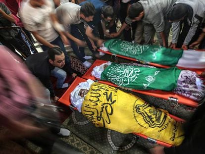 Funeral de un hombre y sus dos hijos muertos el miércoles en un bombardeo israelí en Gaza.