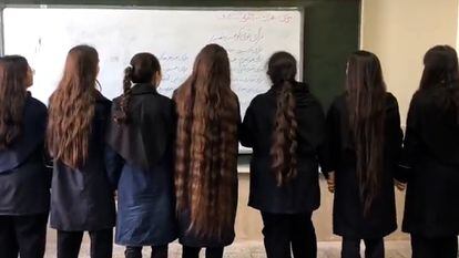 Jóvenes estudiantes en Irán se quitan el hiyab como forma de protesta.